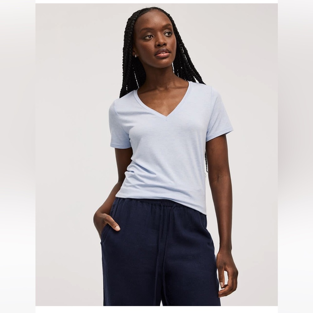 💙 REITMANS - NWT - Essentials Light Blue V-Neck Tee